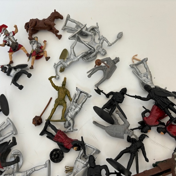1990's era plastic toy Romans and Medieval toy soldiers - Picture 3 of 9